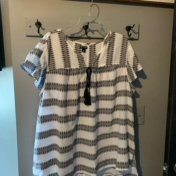Black and White Patterned Women's Top - Picture 2 of 5
